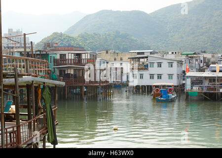 Comunità di case su palafitte sul fiume in Tai O, un incontaminato rurale cinese di villaggio di pescatori sull'Isola di Lantau, Hong Kong. Foto Stock