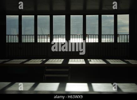 Sole che splende attraverso le finestre di Aberystwyth Bandstand quando è vuoto Foto Stock