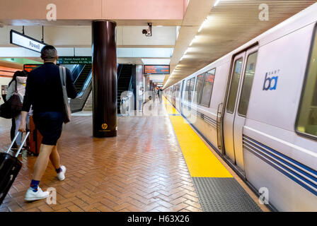 San Francisco, CA, Stati Uniti d'America, le persone sulla piattaforma in BART Stazione della Metropolitana scene, Foto Stock