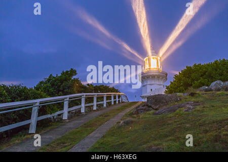 Il fumoso Capo Faro con le sue travi in nuvoloso crepuscolo serale splendente nella pioggia leggera. Questo è vicino a Sud Ovest R Foto Stock