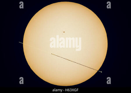 Una immagine composita del 9 maggio 2016 il transito di Mercurio sul sole con mercurio in un perfetto "inferiori insieme" tra Foto Stock