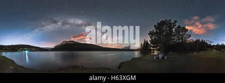 Un panorama di 360° acquisisce l'arco della Via Lattea su un giugno di notte, oltre due jack lago, vicino a Banff, Alberta. Mount Rundle è a Foto Stock