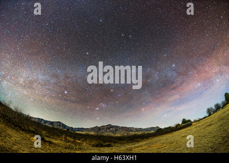 Orion e la northern inverno costellazioni e Via Lattea impostazione a Alba sul Chiricahua montagne del sud-ovest Arizona, n Foto Stock