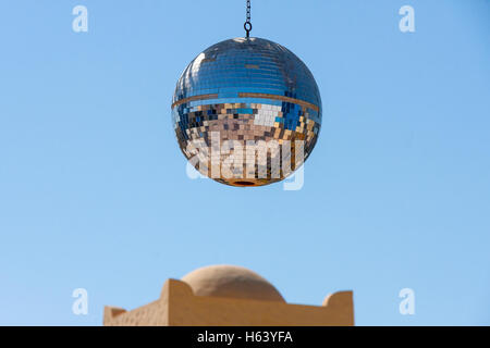 Speculare all'aperto palla da discoteca appese nella parte anteriore del cielo blu Foto Stock