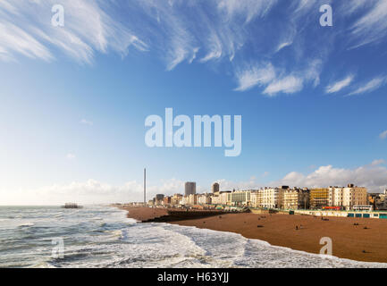 La spiaggia di Brighton e dal lungomare in una giornata di sole in autunno, Brighton East Sussex England Regno Unito Foto Stock