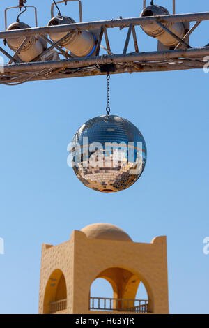 Speculare all'aperto palla da discoteca appese nella parte anteriore del cielo blu Foto Stock