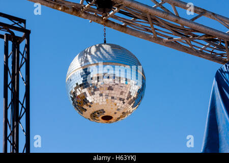 Speculare all'aperto palla da discoteca appese nella parte anteriore del cielo blu Foto Stock