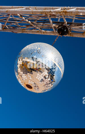 Speculare all'aperto palla da discoteca appese nella parte anteriore del cielo blu Foto Stock