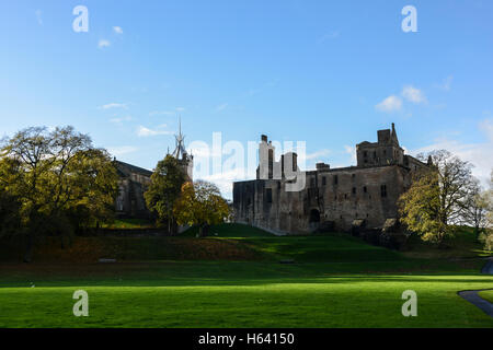 Linlithgow Palace e St Michael's Chiesa Parrocchiale in autunno Foto Stock