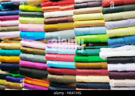 Colorato di rotoli di tessuto Foto Stock