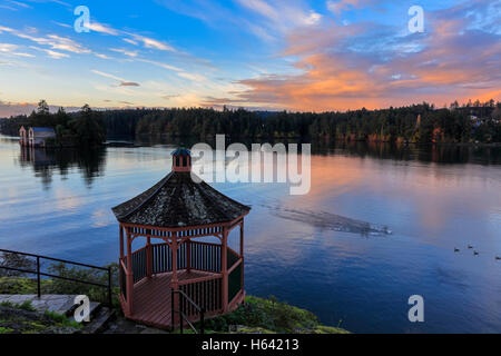 Gazebo e Cole isola in Esquimalt harbour a sunrise-View Royal, British Columbia, Canada. Foto Stock