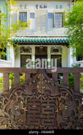 L'entrata e la facciata di stile Peranakan House di Outram Park, Singapore Foto Stock