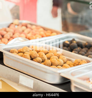 Il cibo italiano. Fritte olive ascolane . Tipico piatto regionale. Messa a fuoco selettiva. Foto Stock