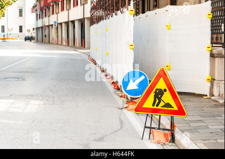 Lavorare in segno di progresso sulla strada di una città. Foto Stock