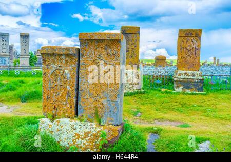 Due vecchie khachkars stand sullo stesso blocco di pietra, coperti di muschio, Noratus, Armenia. Foto Stock