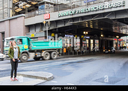 La Friedrichstrasse stazione ferroviaria di Berlino Foto Stock