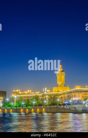 Tianjin, Cina - maggio 16,2016 : Scena Notturna Cityscape di Tianjin stazione ferroviaria (vista laterale) con il cielo blu scuro in Twilight time. Foto Stock