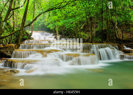 Huay Mae Khamin cascata, famosa attrazione turistica di Kanchanaburi ,Thailandia. Foto Stock