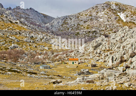 Velebit parco naturale del deserto di pietra e rifugio di montagna vista, Croazia Foto Stock