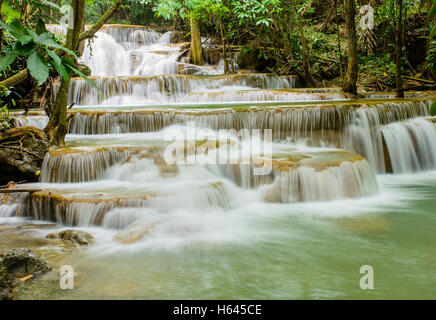 Huay Mae Khamin cascata, famosa attrazione turistica di Kanchanaburi ,Thailandia. Foto Stock