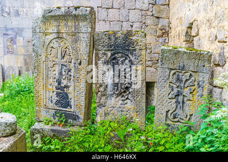 La Khachkars del cimitero medievale nel monastero di Tatev, Provincia di Syunik, Armenia. Foto Stock