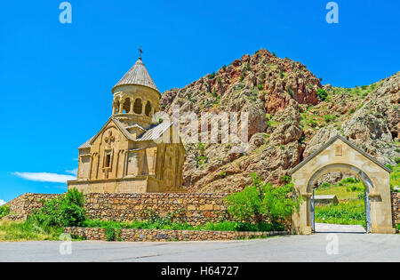 Il cancello di ingresso del monastero di Noravank con la Chiesa Astvatsatsin (Burtelashen) dietro il muro di pietra, Vayots Dzor Provincia, Foto Stock