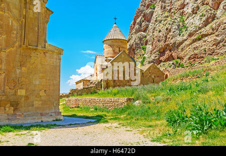 Le chiese del monastero di Noravank situato sul pendio roccioso di Amaghu Canyon in Vayots Dzor provincia. Foto Stock