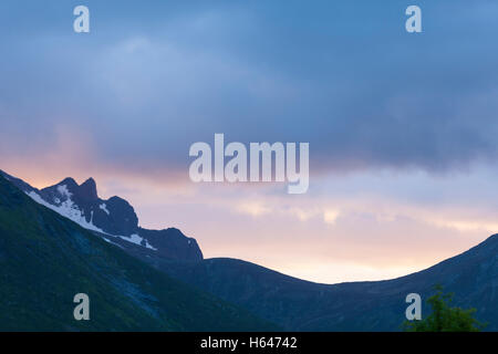 Le montagne circondano questo piccolo villaggio di Sildpollnes, Austvagoy, Lofoten Islands, Norvegia. Sole di mezzanotte in primavera. Foto Stock