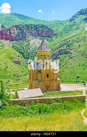 Il Surb Astvatsatsin chiesa del monastero di Noravank con enormi rocce sullo sfondo, Vayots Dzor, Armenia. Foto Stock