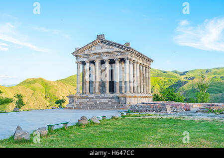 Il Tempio di Garni è il perfetto esempio di greco antico e di architettura romana, che si trova nella provincia di Kotayk, Armenia. Foto Stock