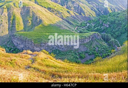 Panorama delle colonne di basalto formtion, famoso come la sinfonia della pietra, situato in Garni gorge, provincia di Kotayk, Armenia. Foto Stock