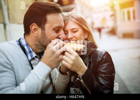 Tourist coppia felice pizza di condivisione