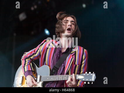 George Maguire giocando Dave Davis dal 'Sunny pomeriggio", attorcigliamenti musicali, durante una prestazione speciale a su Blackheath 2015 Foto Stock