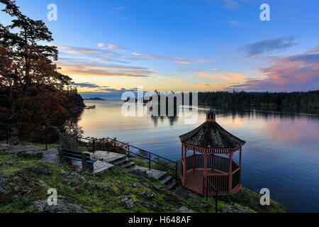 Gazebo e Cole isola in Esquimalt harbour a sunrise-View Royal, British Columbia, Canada. Foto Stock