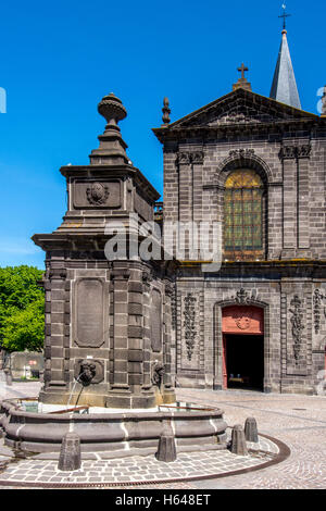 Riom city. Basilique Saint-Amable, Puy de Dome, Auvergne, Francia Foto Stock