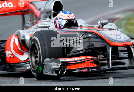 Motorsport, Jenson Button, GBR, la McLaren Mercedes MP4-25 race car, Formula 1 i test sul Circuito de Catalunya race Foto Stock