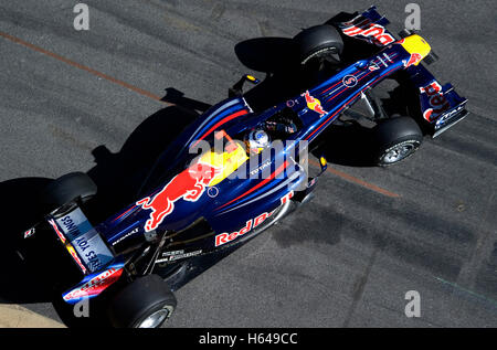 Motorsports, Sebastian Vettel, GER, della Red Bull Racing RB5 race car, Formula 1 i test sul Circuito de Catalunya race Foto Stock