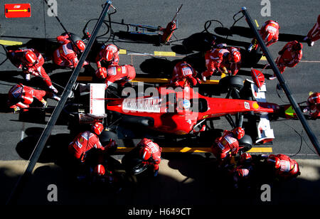 Motorsports, pit stop, Fernando Alonso, SPA, in una Ferrari F10 race car, Formula 1 i test sul Circuito de Catalunya race track Foto Stock