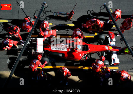 Motorsports, pit stop, Fernando Alonso, SPA, in una Ferrari F10 race car, Formula 1 i test sul Circuito de Catalunya race track Foto Stock