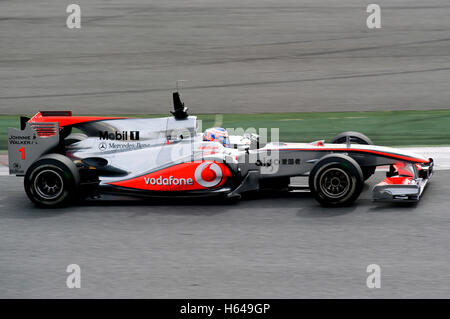 Motorsports, Jenson Button, GBR, la McLaren Mercedes MP4-25 race car, Formula 1 i test sul Circuito de Catalunya race Foto Stock