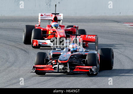 Motorsports, Jenson Button, GBR, la McLaren Mercedes MP4-25 race car, seguito da Fernando Alonso, SPA, in una Ferrari F10, Foto Stock