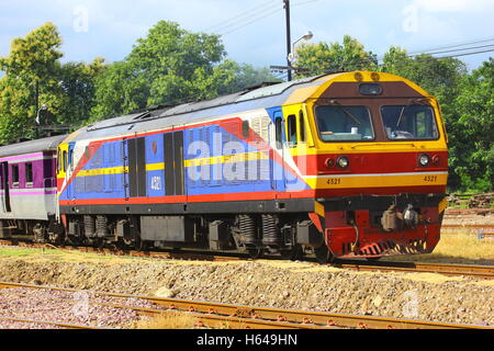 Hitachi locomotore e treno no.14 a Bangkok. Foto a Chiangmai stazione ferroviaria, Thailandia. Foto Stock