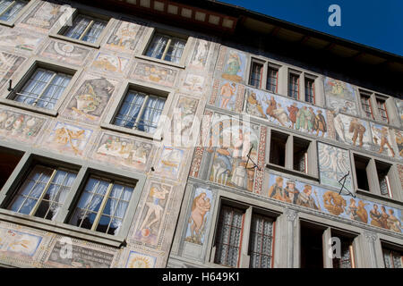 Case sulla piazza del municipio, segno per Hotel Sonne, wine bar, murales, finestre a baia, Stein am Rhein, il lago di Costanza Foto Stock