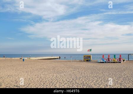 Spiaggia vuota anteriore in Portogallo in attesa per le vacanze Foto Stock