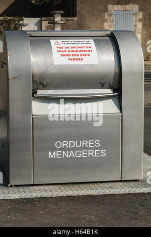 Noirmoutier, Francia - 17 Marzo 2016 : moderna e grande pubblico francese cestino in alluminio dopo l'uso facendo passare Foto Stock