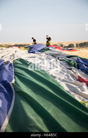 Due uomini di imballare una mongolfiera in busta Foto Stock