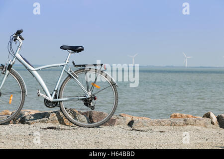 Noirmoutier, Francia - 17 Marzo 2016 : In bici alla fermata dal mare su un punto turistico durante le vacanze sull'isola di Noirmouti Foto Stock