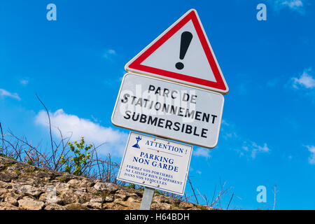 Segnale di avvertimento su Noirmoutier, Francia scalo per il parcheggio di un solo lato e soggette ad inondazioni Foto Stock