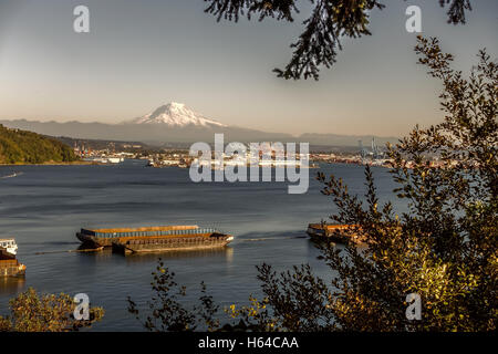 Versione Retro del porto di Tacoma e Mount Rainier. Foto Stock