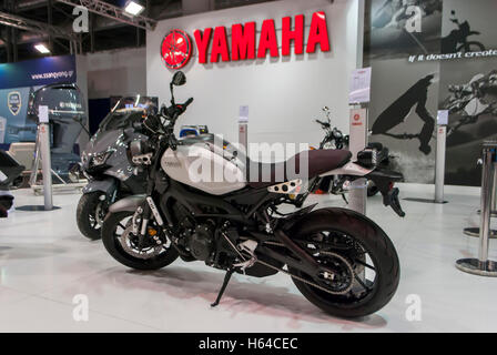 Atene, Grecia. 23 Ott, 2016. Yamaha XSR900 Nationwide premiere delle ultime automobili direttamente dopo il Motor Show di Parigi (Mondial de l'Automobile 2016). Prossima fermata delle vetture più recenti premiere dopo il Motor Show di Parigi - Mondial de l'Automobile 2016 è stata Atene. Nuovi modelli, tecnologie e ampia gamma di accessori e parti presentato in greco pubblico dalle più grandi marche di automobili per 9 giorni. © Dimitrios Sotiriou/Pacific Press/Alamy Live News Foto Stock